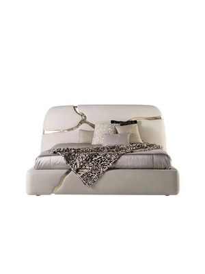 Le Roi Upholstered Platform Bed de Lapiaz a marqueté l'acier inoxydable d'or