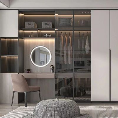Garde-robe moderne de chambre d'hôtel de noix avec la raboteuse toute dans une