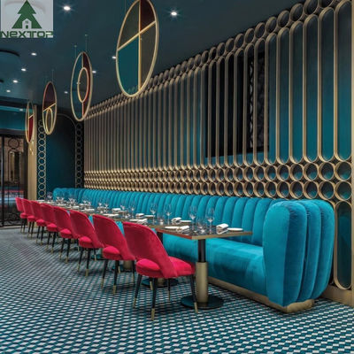 Rétro une cabine de restaurant de barre de solution d'arrêt asseyant le long Cabinet de mur d'écran de balustrade de divan