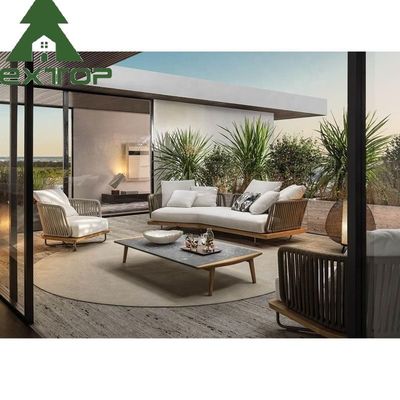 Couchette sectionnelle en extérieur à la piscine