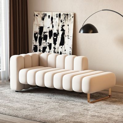 Le dossier en velours moderne, le tabouret à côté du lit, le fauteuil à biscuits, le canapé paresseux.